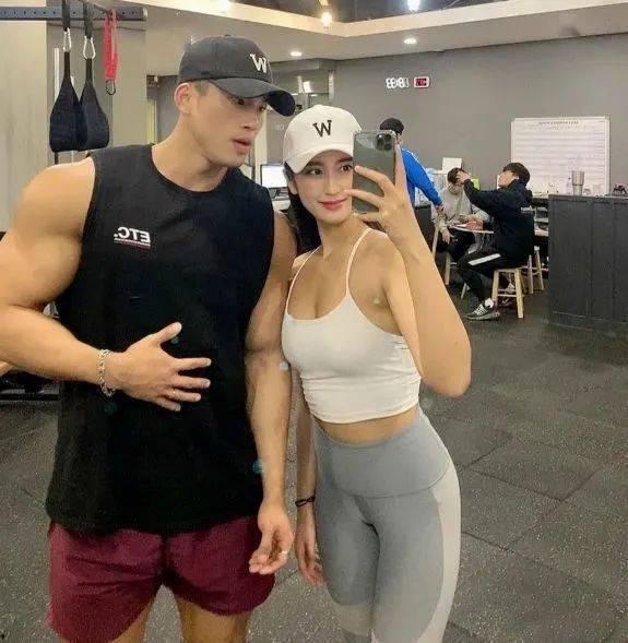 国产熟女富婆找鸭视频,国产熟女富婆寻鸭视频背后的故事  第2张